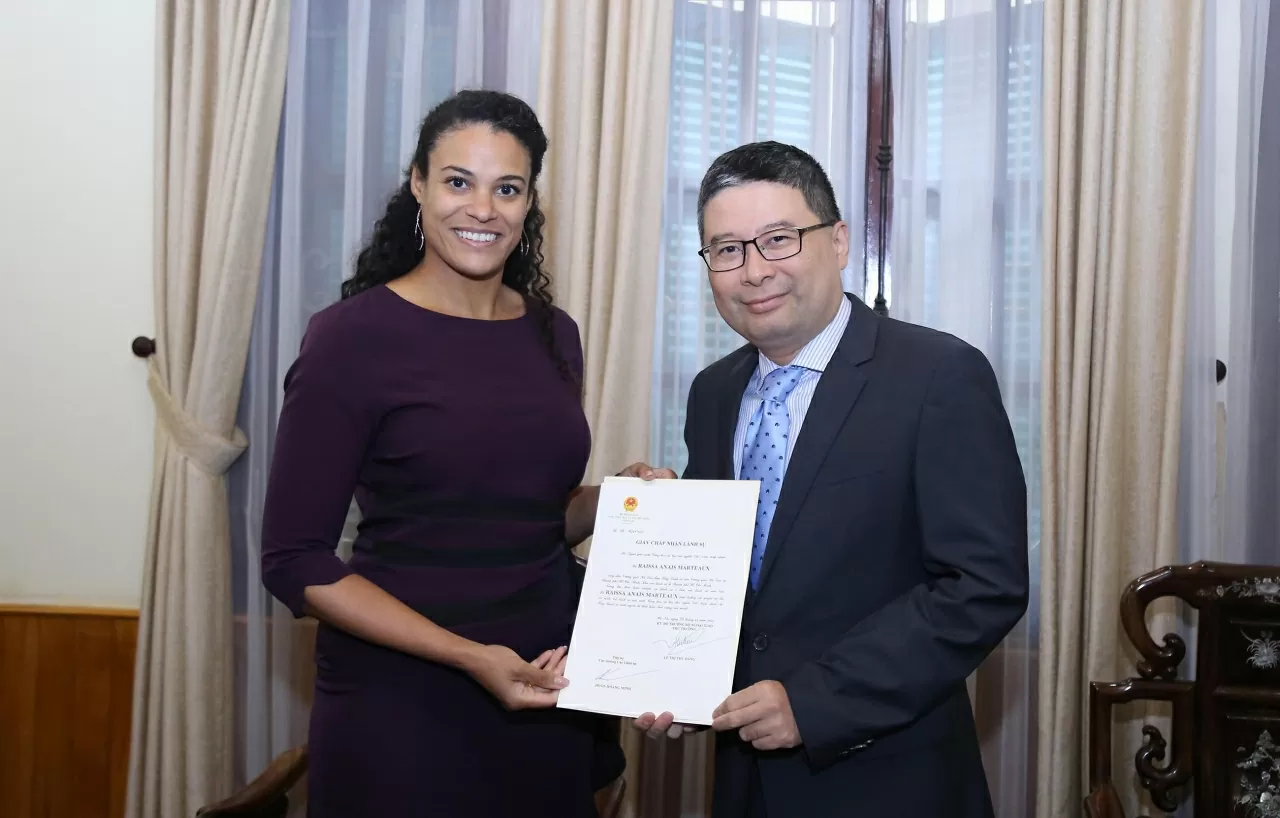 Директор Консульского департамента Доан Хоанг Минь вручил Свидетельство о принятии на консульскую службу г-же Раиссе Анаис Мартео, новому Генеральному консулу Королевства Нидерландов в Хошимине. (Фото: Тхань Лонг) Cục trưởng Cục Lãnh sự Doãn Hoàng Minh đã trao Giấy Chấp nhận lãnh sự cho bà Raissa Anais Marteaux, Tổng Lãnh sự mới của Vương quốc Hà Lan tại T.p Hồ Chí Minh. (Ảnh: Thành Long)