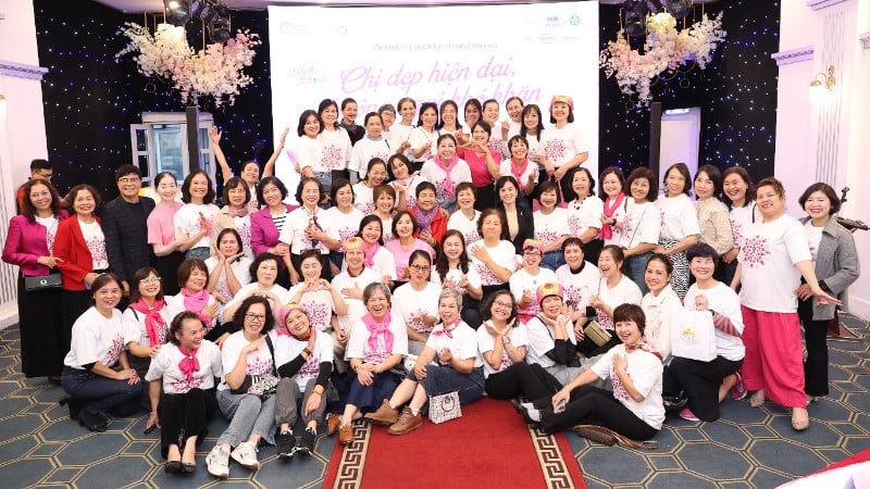 Mnoho delegátů se zúčastnilo Fóra pro pacientky s rakovinou prsu s tématem „Moderní krásky, které se nebojí obtíží“.