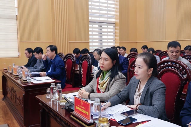 លុបបំបាត់ការលំបាក លើកកម្ពស់កំណើននិងភាពល្អឥតខ្ចោះរបស់រដ្ឋាភិបាលកម្រិតពីរនៅ Ninh Binh - រូបថត ៥. Tháo gỡ khó khăn, thúc đẩy tăng trưởng và hoàn thiện chính quyền hai cấp tại Ninh Bình- Ảnh 5.