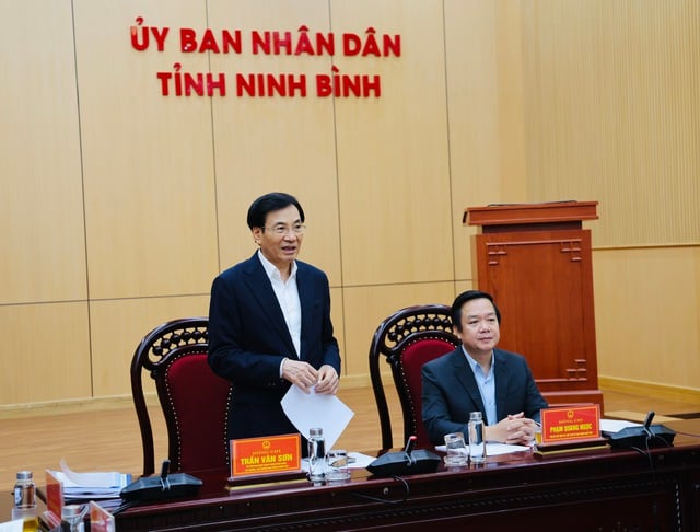 លុបបំបាត់ការលំបាក លើកកម្ពស់កំណើននិងភាពល្អឥតខ្ចោះរបស់រដ្ឋាភិបាលកម្រិតពីរនៅ Ninh Binh - រូបថត ៦. Tháo gỡ khó khăn, thúc đẩy tăng trưởng và hoàn thiện chính quyền hai cấp tại Ninh Bình- Ảnh 6.