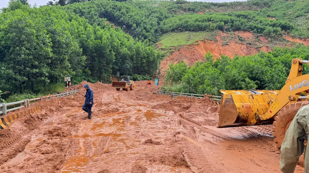 ផ្លូវដែលរងគ្រោះដោយការបាក់ដីជាច្រើនកន្លែងមិនទាន់បានបើកឲ្យធ្វើចរាចរណ៍នៅឡើយទេ។