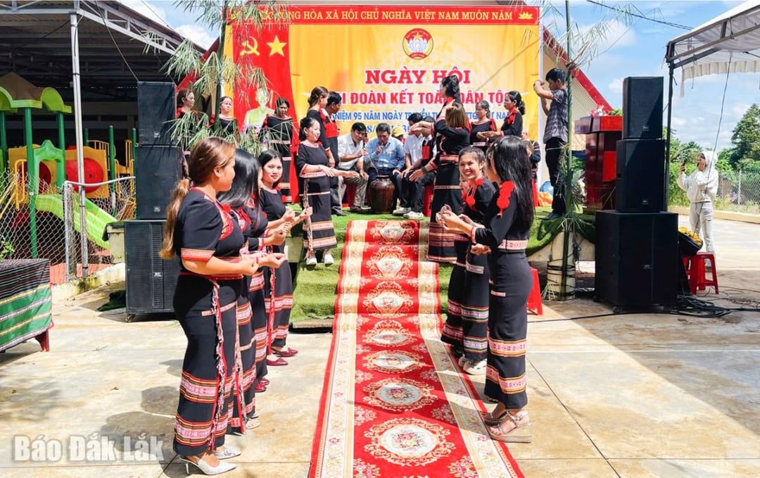 Delegáti a obyvatelé vesnice Phe se během Velkého festivalu jednoty zúčastnili tanečních aktivit s gongem a xoanem a pochutnali si na rýžovém víně.