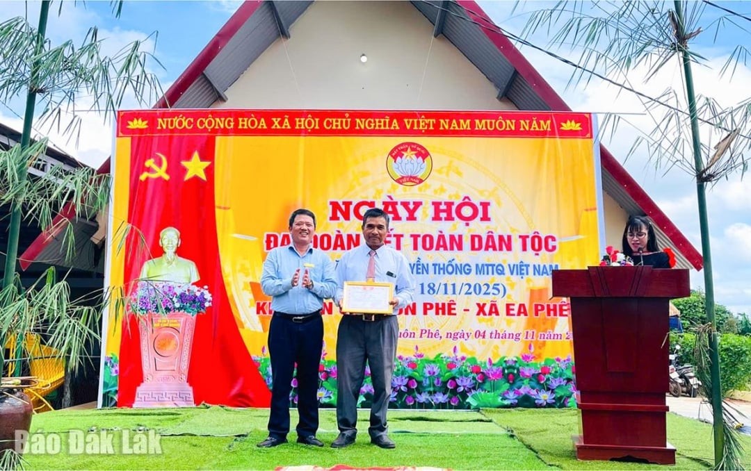 Stálý zástupce tajemníka výboru strany Ea Phe Komuny Vo Phu Hung předal čestné uznání Protestantské asociaci Buon Phe.