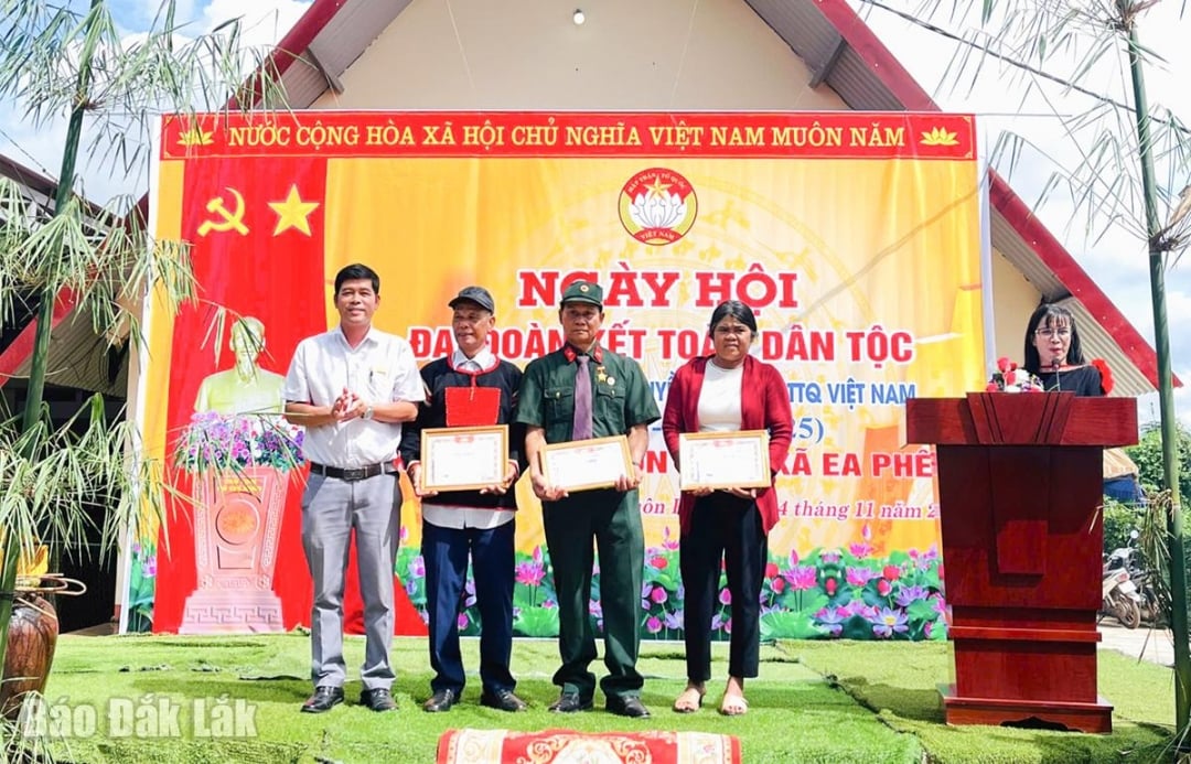 Předseda Výboru Vietnamské vlasti obce Ea Phe Nguyen Phu Quyet udělil čestné uznání třem vzorným rodinám z obce Phe.