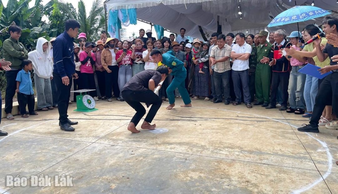 Soutěž v strkání pálek na Velkém festivalu jednoty ve vesnici Phe.