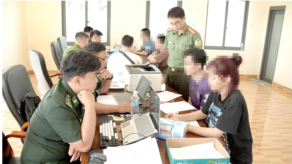 នគរបាល​ការពារ​ព្រំដែន និង​ប៉ូលិស​ធ្វើ​ការ​ជាមួយ​ពលរដ្ឋ​វៀតណាម ត្រឡប់​មក​កម្ពុជា​វិញ។