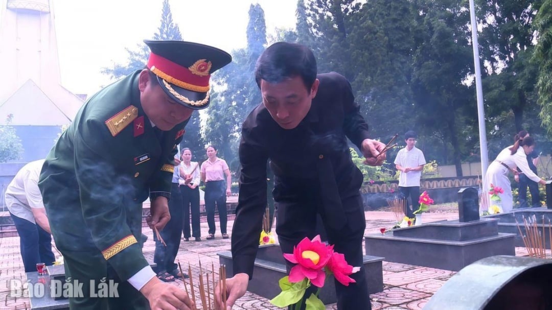 ບັນດາ​ຜູ້​ແທນ​ໄດ້​ຖະຫວາຍ​ທູບ​ທຽນ​ຢູ່​ສຸສານ​ນັກຮົບ​ເສຍສະຫຼະ​ຊີວິດ​ເພື່ອ​ຊາດ.