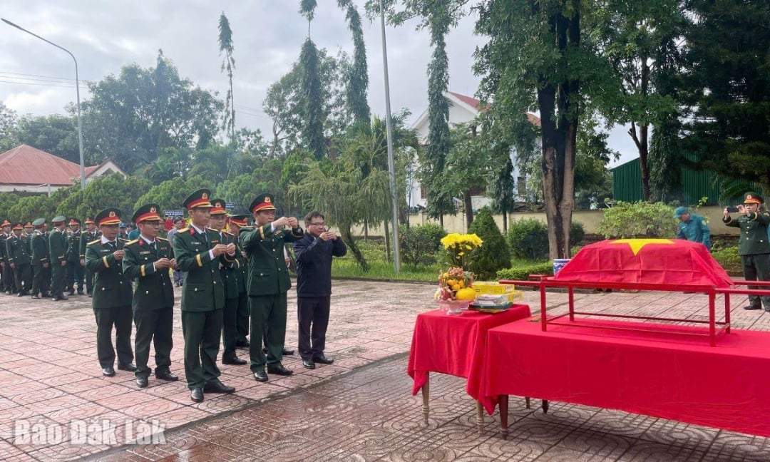 ບັນດາ​ຜູ້​ແທນ​ໄດ້​ຖະຫວາຍ​ທູບ​ທຽນ​ໃນ​ຄວາມ​ຊົງ​ຈຳ