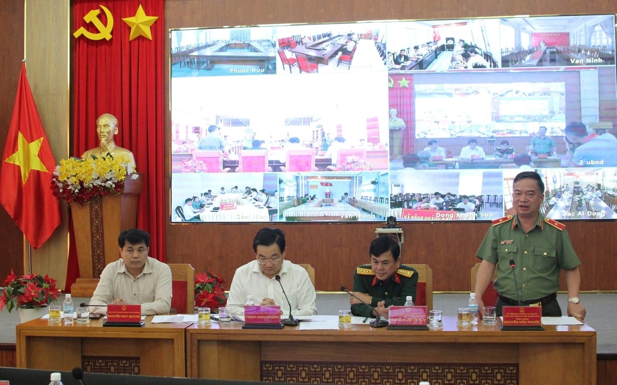 Komando Pertahanan Sipil Provinsi Khanh Hoa mengadakan rapat untuk mengerahkan upaya tanggap darurat menghadapi badai No. 13 (Badai Kalmaegi). Foto: Phuong Chi. Ban Chỉ huy Phòng thủ dân sự tỉnh Khánh Hòa họp triển khai công tác ứng phó bão số 13 (bão Kalmaegi). Ảnh: Phương Chi.