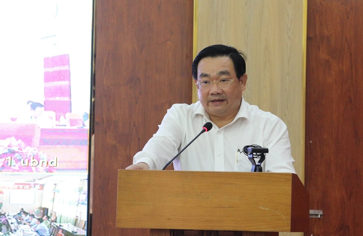 Bapak Trinh Minh Hoang, Wakil Ketua Komite Rakyat Provinsi Khanh Hoa, memberikan pidato pada pertemuan tersebut. Foto: Phuong Chi. Ông Trịnh Minh Hoàng, Phó Chủ tịch UBND tỉnh Khánh Hòa phát biểu chỉ đạo tại cuộc họp. Ảnh: Phương Chi.