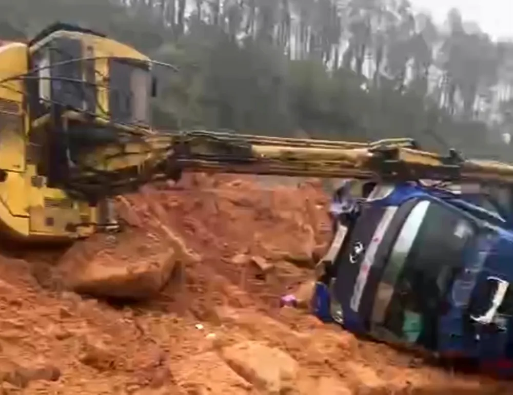 ការរអិលបាក់ដីនៅផ្លូវឆ្នេរ Ha Tinh បណ្តាលឲ្យមនុស្ស២នាក់រងរបួស