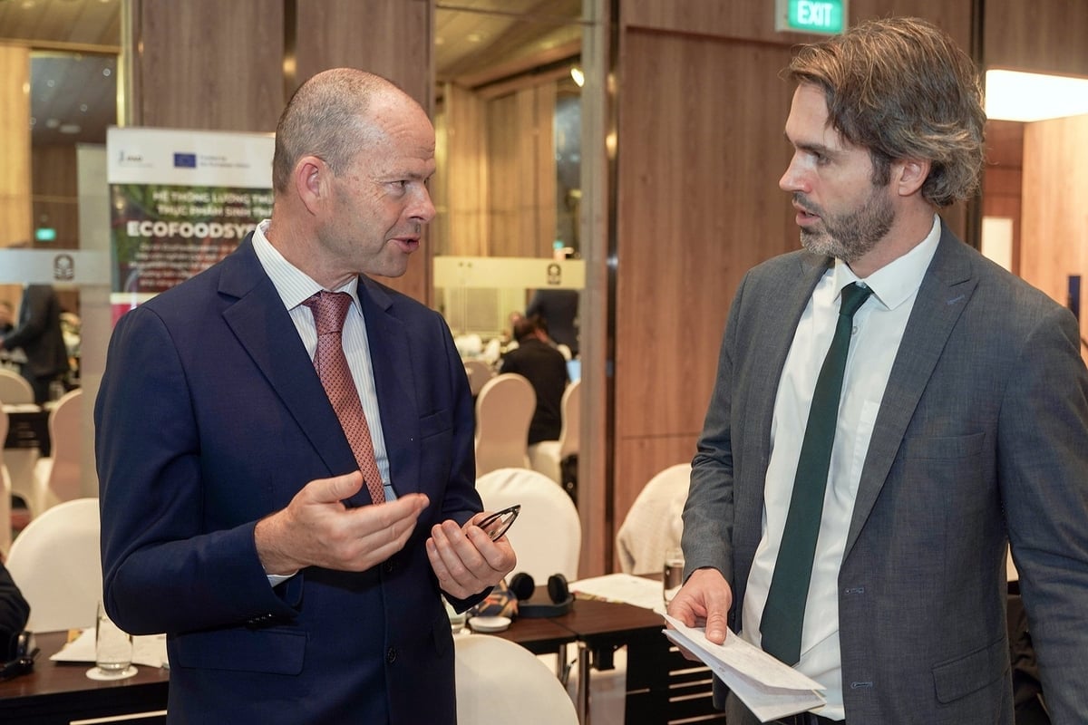 TS Joseph O’Flaherty (trái), chuyên gia của Sustainable Food Systems Ireland. Ảnh: Bảo Thắng.