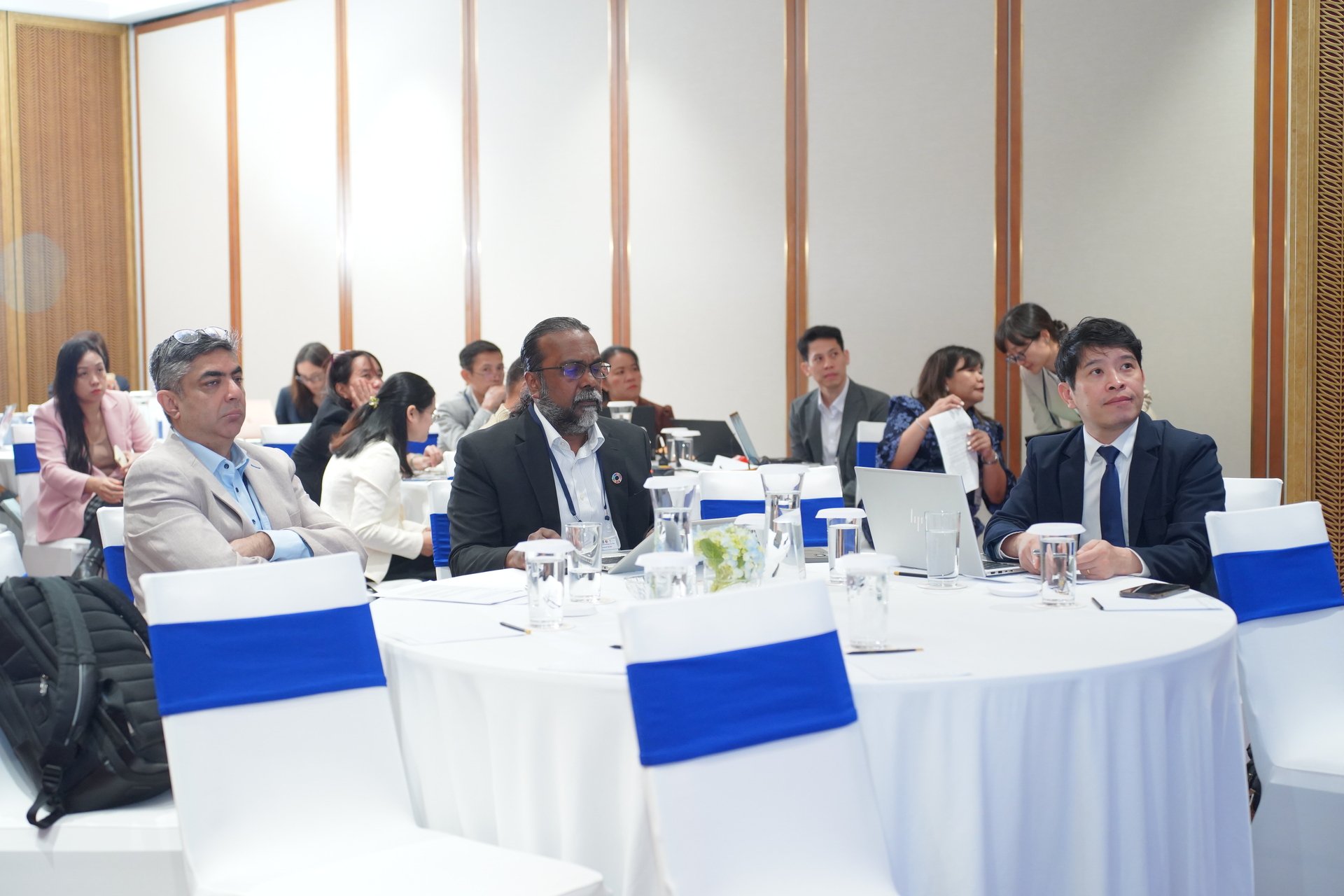 Delegates attend the Regional Consultation Workshop on the Greater Mekong Subregion (GMS) Environmental Investment Framework in Hanoi. Photo: Hong Ngoc. Các đại biểu dự Hội thảo Tham vấn khu vực về Khung Đầu tư Môi trường Tiểu vùng Mekong mở rộng (GMS) tại Hà Nội. Ảnh: Hồng Ngọc.