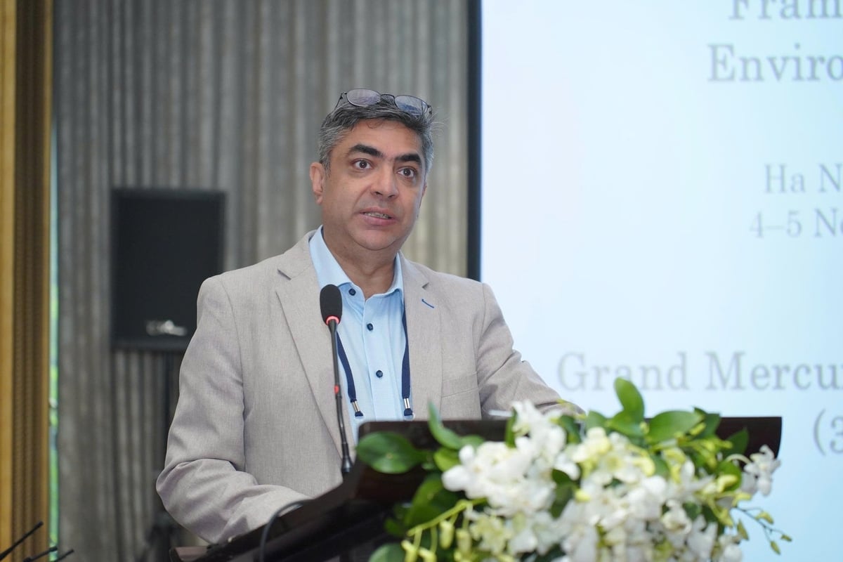 Asian Development Bank representative Sumit Pokhrel shared at the workshop about the opportunity for the Greater Mekong Subregion to take the lead in climate adaptation investment. Photo: Hong Ngoc. Đại diện Ngân hàng Phát triển châu Á, ông Sumit Pokhrel, chia sẻ tại hội thảo về cơ hội để Tiểu vùng Mekong mở rộng dẫn đầu trong đầu tư thích ứng khí hậu. Ảnh: Hồng Ngọc.