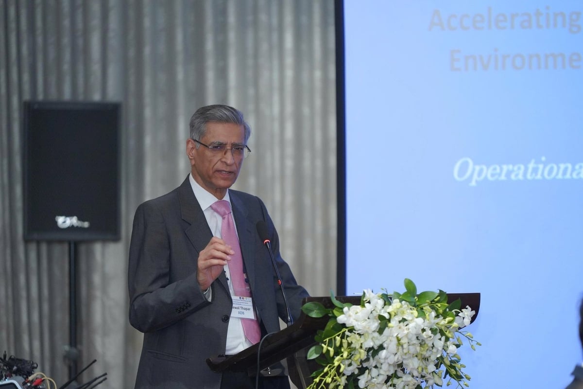 Mr. Kewal Thapar, representative of the CCESP Secretariat, shared about the climate challenges in the Mekong region. Photo: Hong Ngoc. Ông Kewal Thapar, đại diện Ban Thư ký CCESP, chia sẻ về thách thức khí hậu khu vực Mekong. Ảnh: Hồng Ngọc.