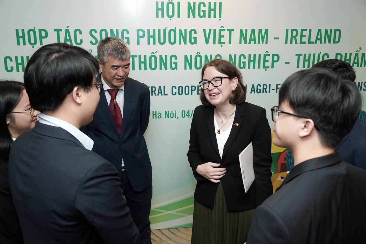 Đại sứ Ireland tại Việt Nam trò chuyện cùng thầy và trò của Học viện Nông nghiệp Việt Nam. Ảnh: Bảo Thắng.
