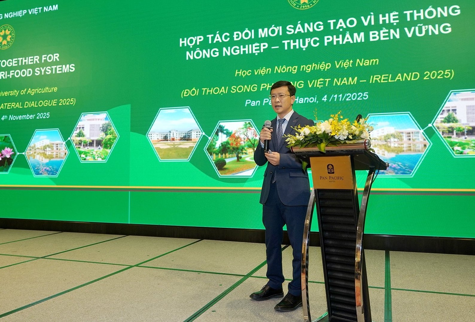 PGS.TS Nguyễn Việt Long, Trưởng Ban Hợp tác quốc tế (Học viện Nông nghiệp Việt Nam) tham luận tại hội nghị. Ảnh: Bảo Thắng.