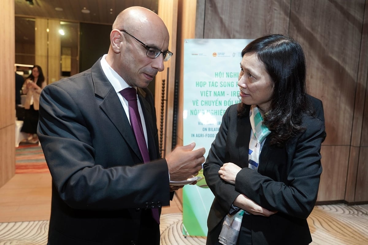 Ông Renzo Moro (trái) - chuyên gia nông nghiệp của Đại sứ quán Italia bên lề hội nghị. Ảnh: Bảo Thắng.