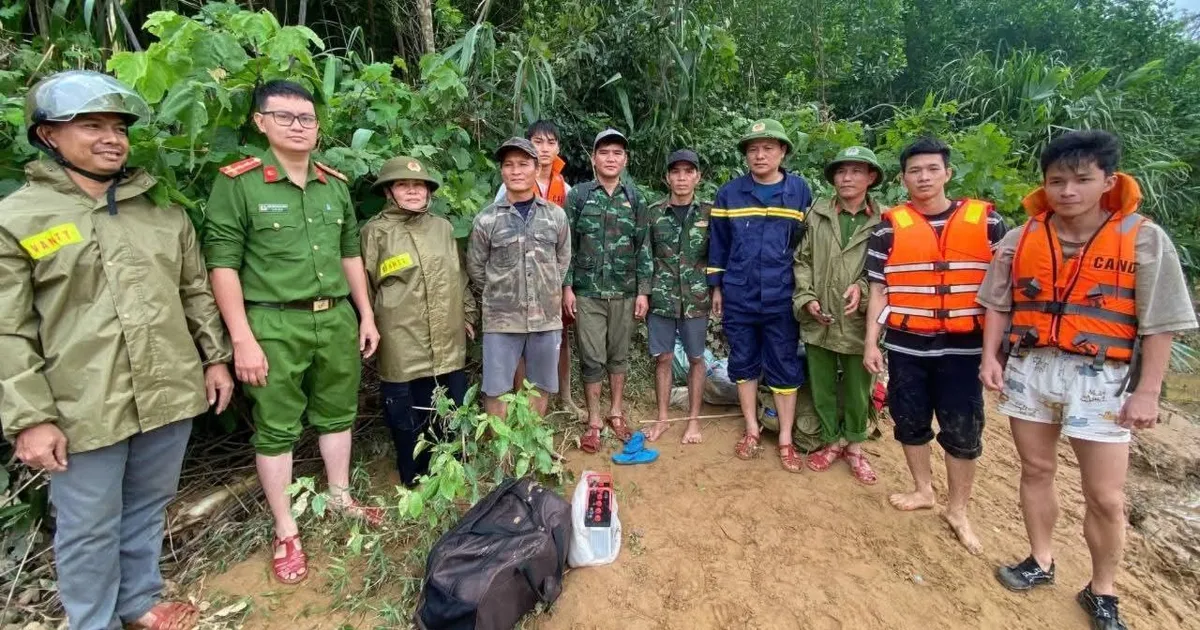 Quảng Trị: Giải cứu 3 người bị cô lập giữa rừng, đưa bệnh nhân vượt lũ đến viện