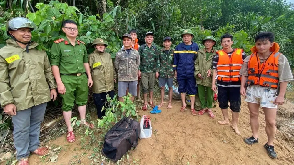 Quang Tri: Menyelamatkan 3 orang yang terisolasi di hutan, membawa pasien melewati banjir ke rumah sakit