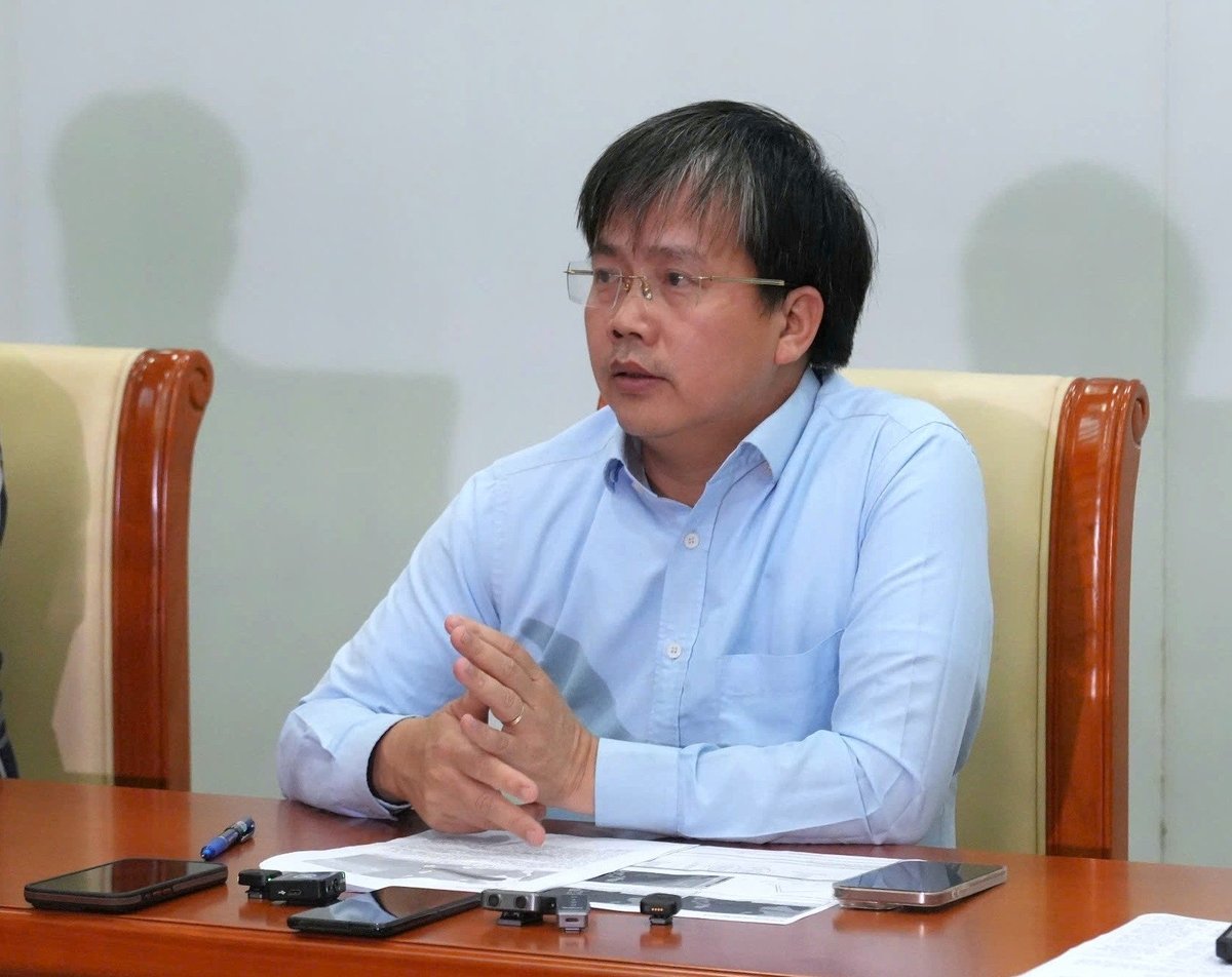 Ông Mai Văn Khiêm, Giám đốc Trung tâm Dự báo Khí tượng Thủy văn Quốc gia thông tin về dự báo mới nhất cơn bão Kalmaegi. Ảnh: Hà Trang.