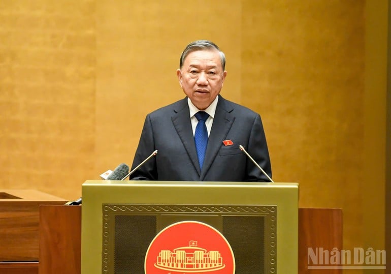 Sekretarz generalny To Lam przemawia w sali Zgromadzenia Narodowego po południu 4 listopada. (Zdjęcie: DUY LINH)
