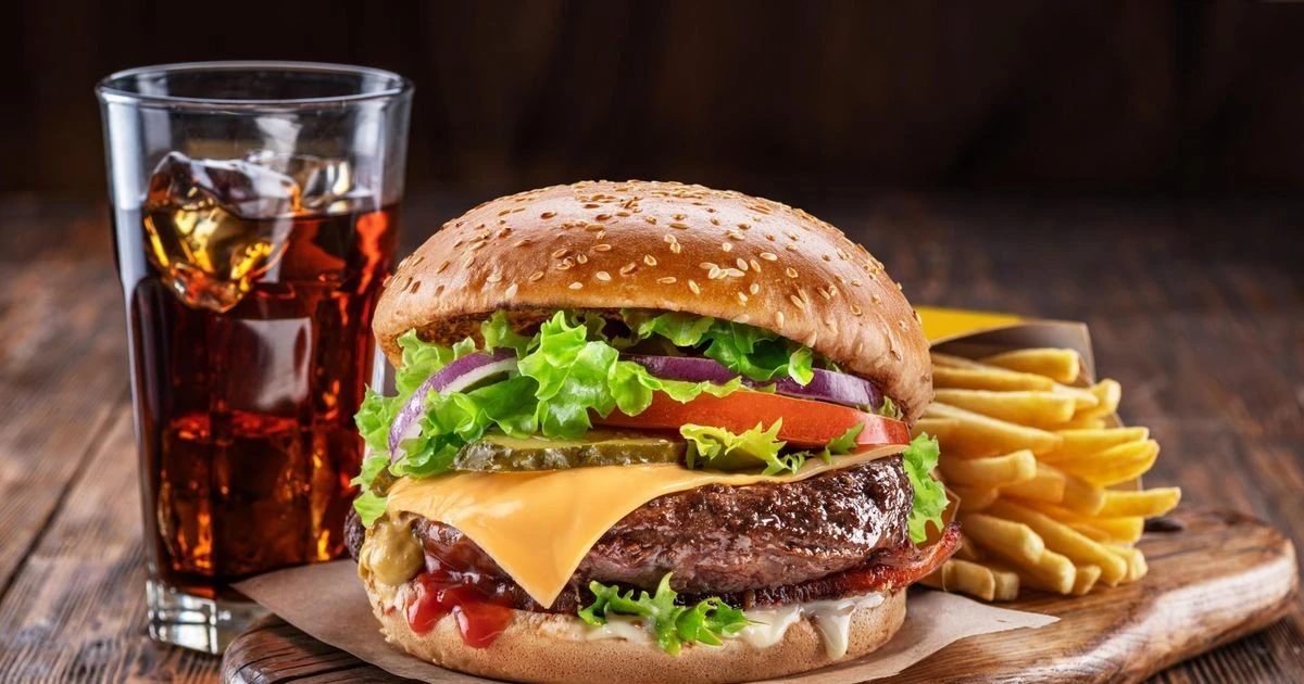 Nam diễn viên Hàn Quốc tuyên bố sẽ giảm 10kg sau khi ăn 3 chiếc hamburger