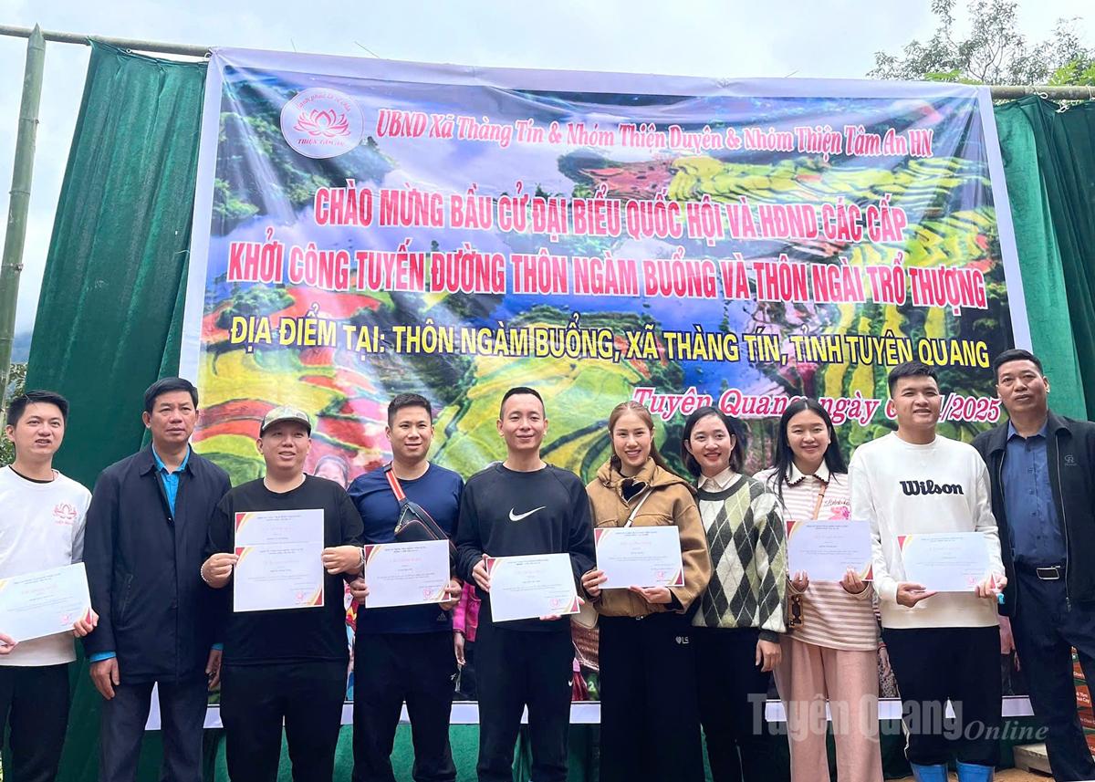 Lidový výbor obce Thanh Tin udělil poděkování dvěma dobrovolnickým klubům.
