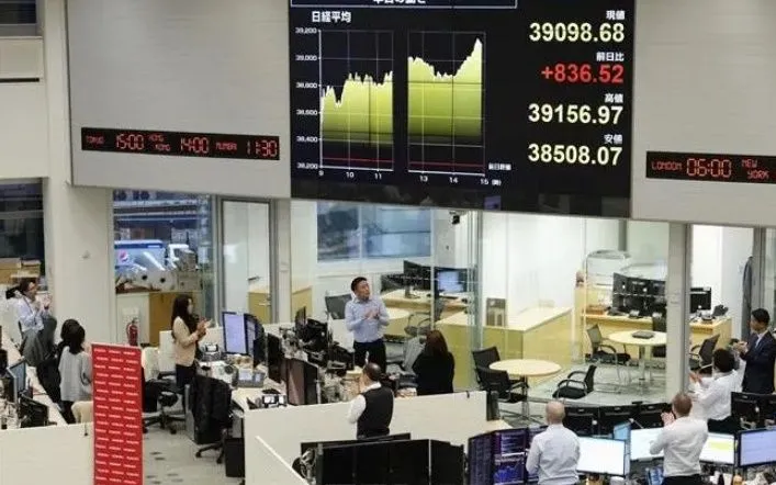 Giao dịch viên tại công ty chứng khoán ở Tokyo, Nhật Bản. Ảnh tư liệu: Kyodo/TTXVN