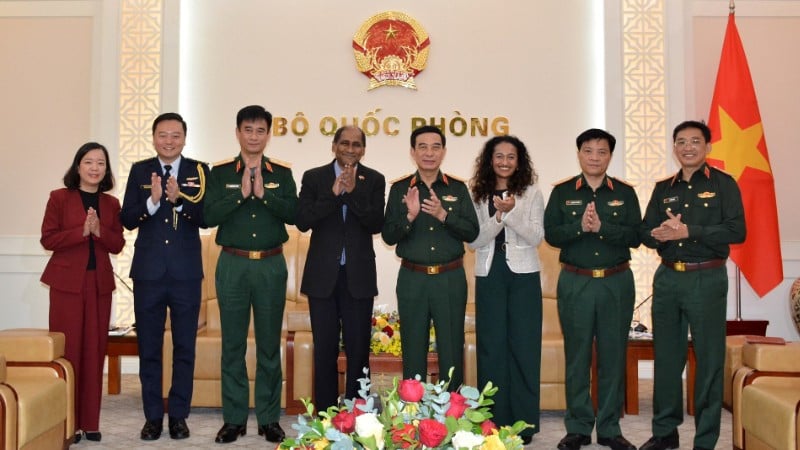 レセプションに出席したファン・ヴァン・ザン将軍、ジャヤ・ラトナム大使および代表団。