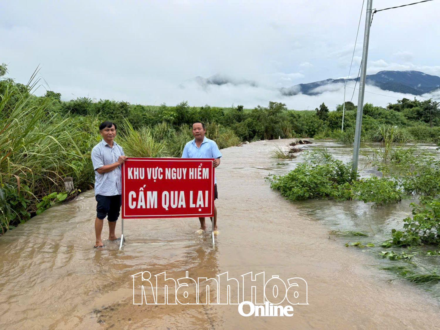អាជ្ញាធរឃុំ Hoa Tri ដាក់សញ្ញាព្រមាននៅតំបន់គ្រោះថ្នាក់នៃព្យុះភ្លៀងខែតុលាឆ្នាំ 2025 ។