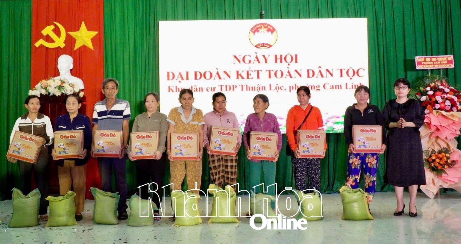 ចែកអំណោយដល់គ្រួសារក្រីក្រ ជិតក្រីក្រ និងជួបការលំបាក។