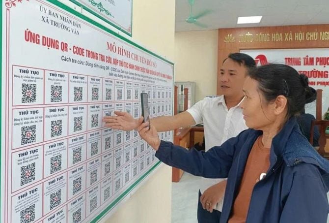 មន្ត្រីមជ្ឈមណ្ឌលសេវារដ្ឋបាលសាធារណៈឃុំ Truong Van ណែនាំប្រជាជនក្នុងការប្រើប្រាស់សេវាសាធារណៈតាមអ៊ីនធឺណិត។ រូបថត៖ Tong Huong/Thanh Hoa Newspap។ Cán bộ Trung tâm Phục vụ hành chính công xã Trường Văn hướng dẫn người dân thực hiện dịch vụ công trực tuyến. Ảnh: Tống Hương/Báo Thanh Hoá.
