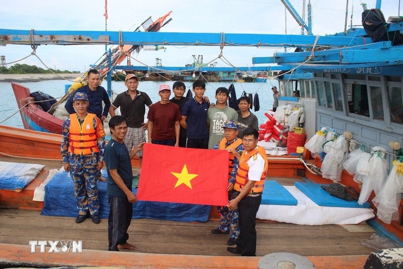 Ships take shelter from storms at the ports in Truong Sa special economic zone. (Photo: VNA)