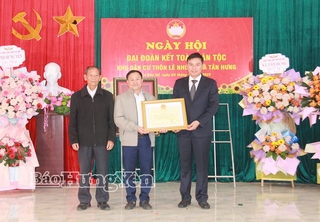 Stálý místopředseda provinčního lidového výboru Nguyen Le Huy udělil čestné uznání předsedy provinčního lidového výboru obytné čtvrti obce Le Nhu Ho.