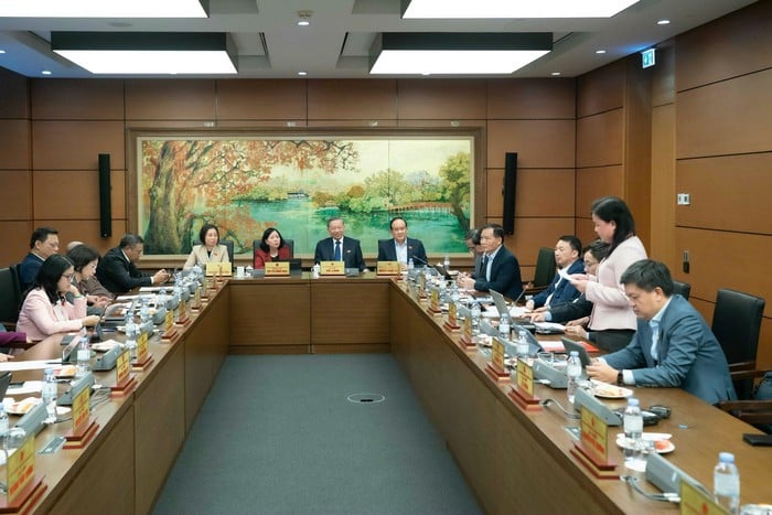 Delegat al Adunării Naționale: Taxele de școlarizare cresc, dar calitatea educației nu crește în mod corespunzător - Foto 1. Đại biểu Quốc hội: Học phí tăng nhưng chất lượng học tăng chưa tương xứng- Ảnh 1.