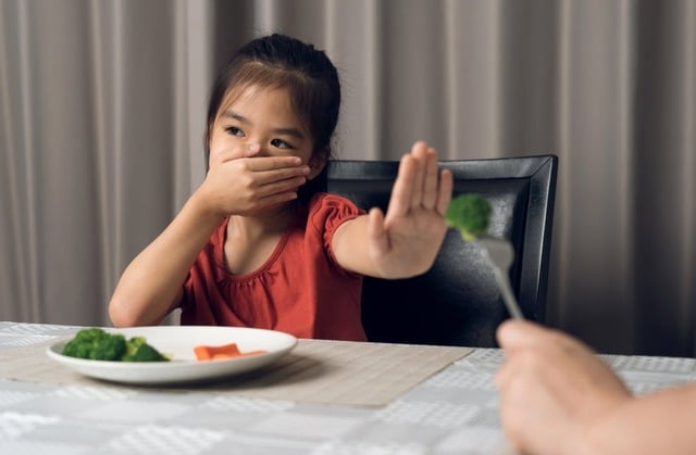 Trẻ ít uống nước mùa lạnh: đường ruột 'than khát', miễn dịch suy giảm- Ảnh 2.