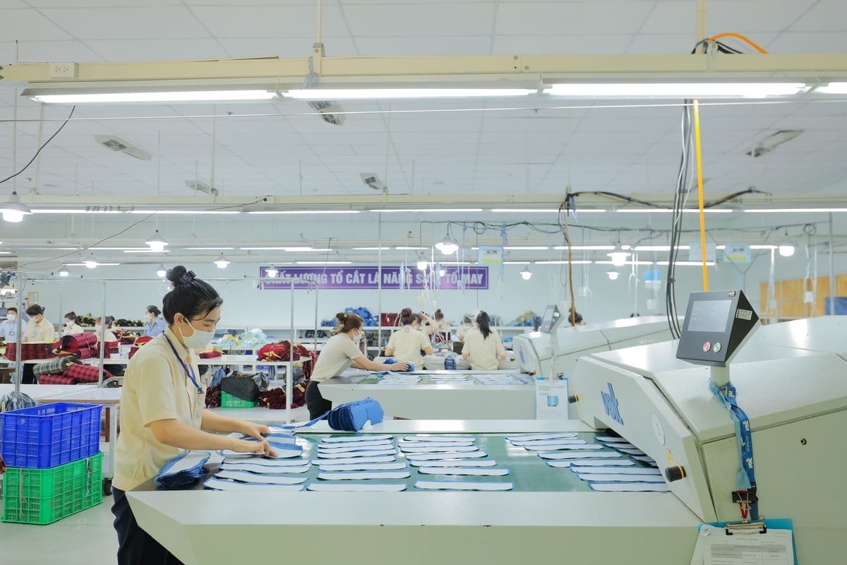 Cần đơn giản hóa thủ tục hành chính, đặc biệt là các quy trình về đầu tư và môi trường, nhằm giảm chi phí và thời gian cho doanh nghiệp may. Ảnh: Minh Khang.