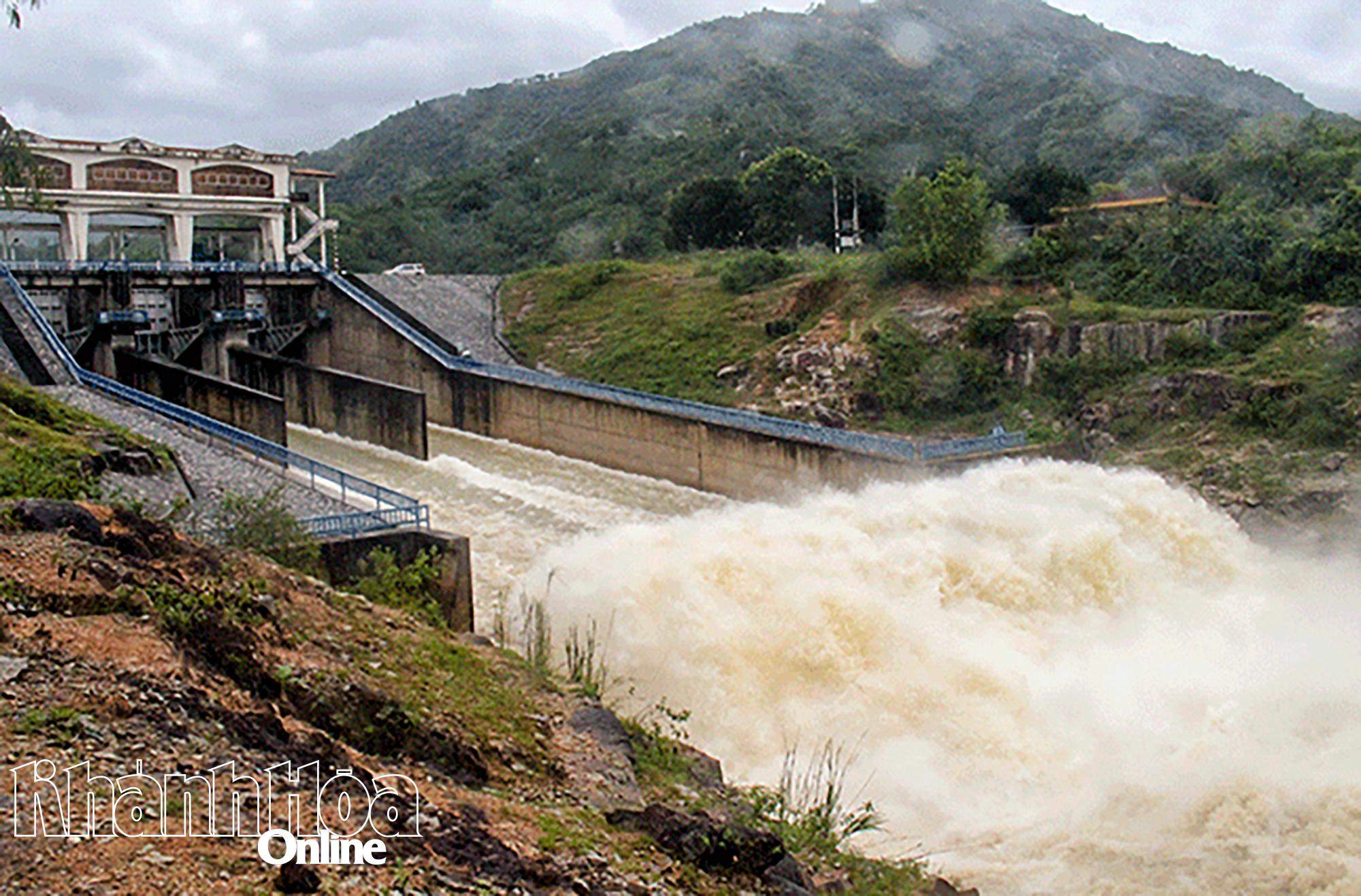 Xả điều tiết lũ tại hồ Suối Dầu (ảnh Tư liệu)