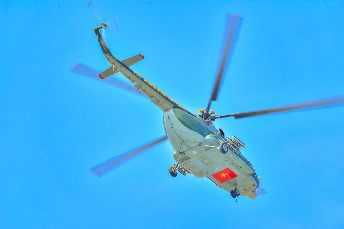 Trung đoàn Không quân 917 (Sư đoàn 370) tổ chức đợt bay huấn luyện bay treo cấp cứu người trên vùng biển tỉnh An Giang. Ảnh: Phương Vũ.