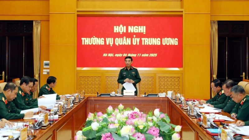 Jeneral Phan Van Giang mempengerusikan mesyuarat Jawatankuasa Tetap Suruhanjaya Tentera Pusat.