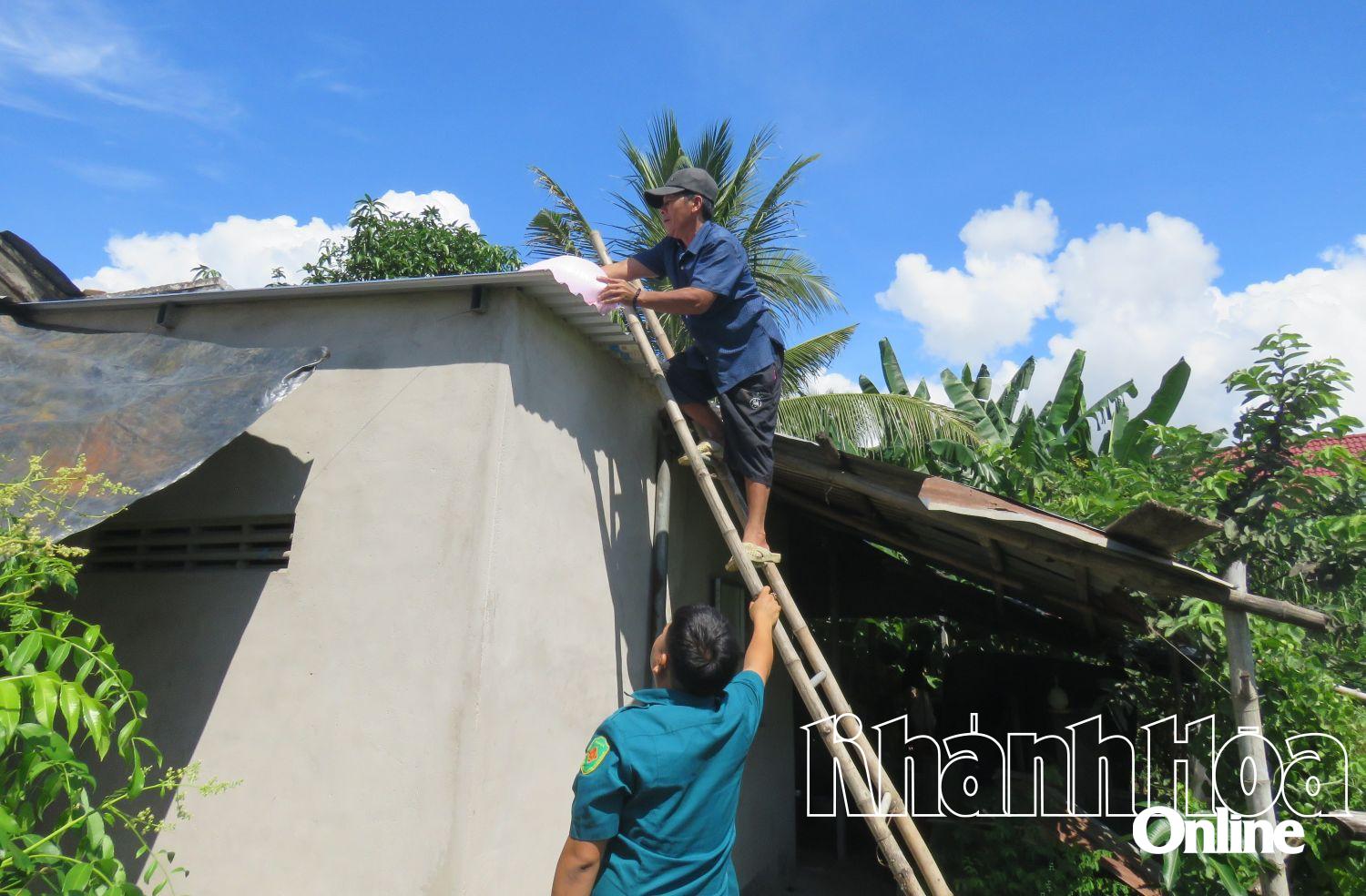Người dân thôn Vinh Huề thực hiện chằng chống nhà để ứng phó với bão Kalmaegi.