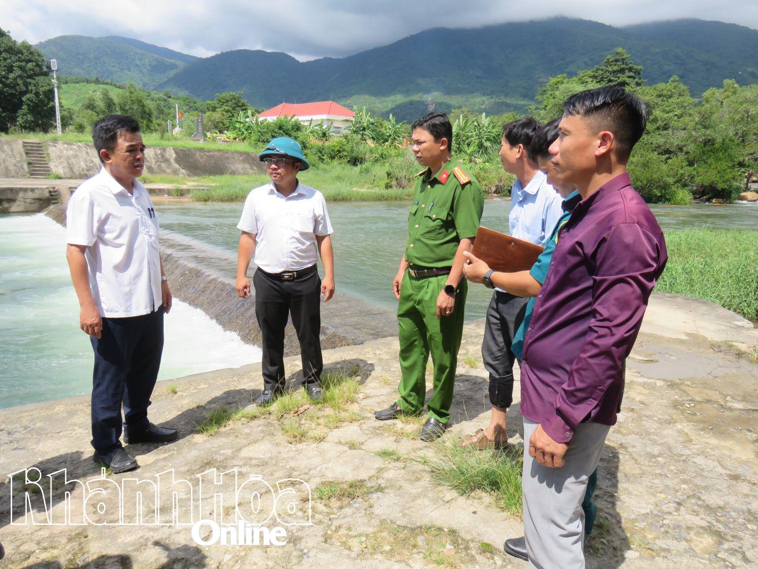 Lãnh đạo xã Vạn Ninh kiểm tra tại khu vực xung yếu đập dâng Vinh Huề.