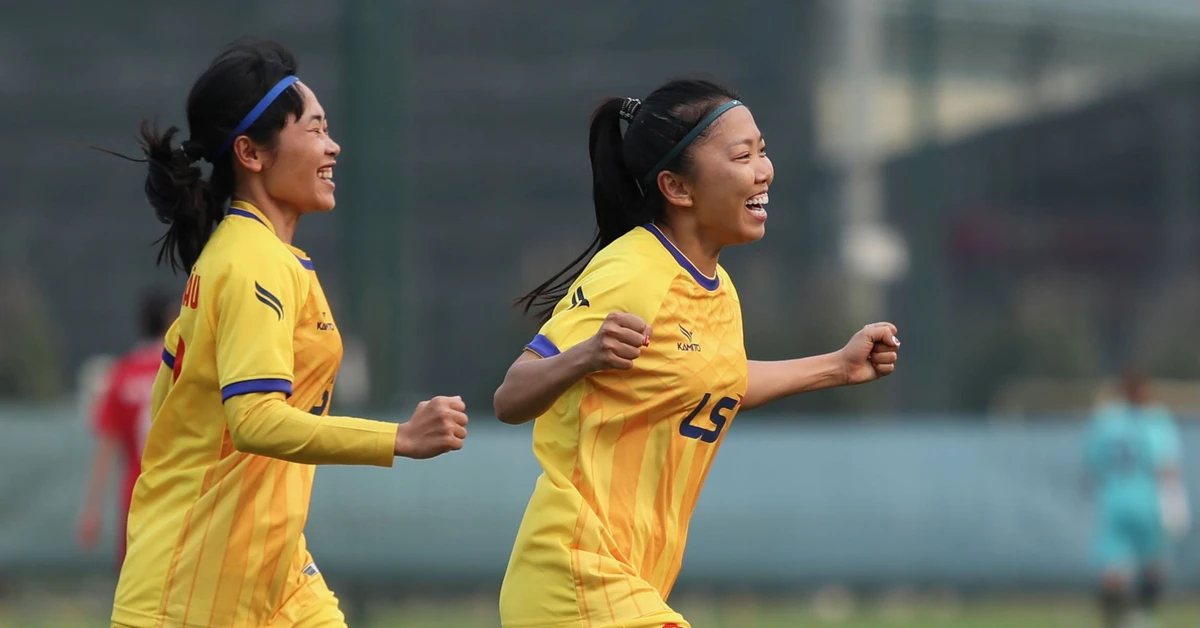 Huỳnh Như ghi bàn vào lưới... tuyển nữ Việt Nam