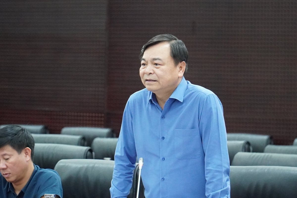 អនុរដ្ឋមន្ត្រីបានស្នើថា ទីក្រុង Da Nang ត្រូវតែដំណើរការអាងស្តុកទឹកវារីអគ្គិសនីដោយបត់បែន ដើម្បីគ្រប់គ្រងទឹកជំនន់តាមការព្យាករណ៍ជាក់ស្តែង។ រូបថត៖ Lan Anh។ Thứ trưởng đề nghị Đà Nẵng vận hành các hồ thủy điện điều tiết lũ phải linh hoạt theo thực tế dự báo. Ảnh: Lan Anh.