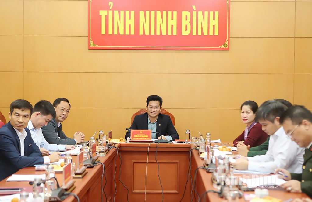 ບັນດາຜູ້ແທນທີ່ເຂົ້າຮ່ວມກອງປະຊຸມຢູ່ຂົວທາງແຂວງ Ninh Binh.