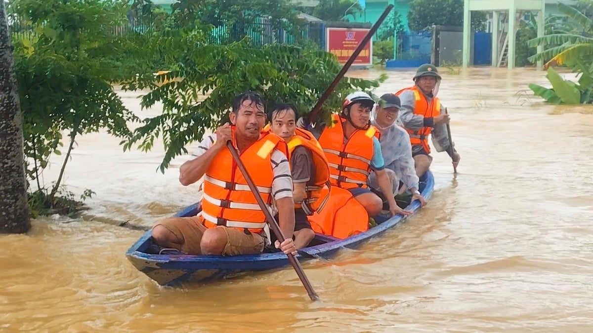 ប្រជាជននៅតំបន់លិចទឹកនៃសង្កាត់ Hoa Xuan ត្រូវជម្លៀសចេញ។ រូបថត៖ Lan Anh។ Người dân vùng ngập phường Hòa Xuân đi sơ tán. Ảnh: Lan Anh.