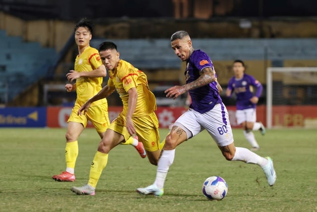 डो होआंग हेन ने शानदार गोल किया, हनोई ने प्रभावशाली जीत हासिल की पीवीएफ-सीएएनडी: चैंपियनशिप की दौड़ में हार नहीं मानी - फोटो 1. Đỗ Hoàng Hên lập siêu phẩm, Hà Nội thắng ấn tượng PVF-CAND: Chưa từ bỏ đua vô địch- Ảnh 1.