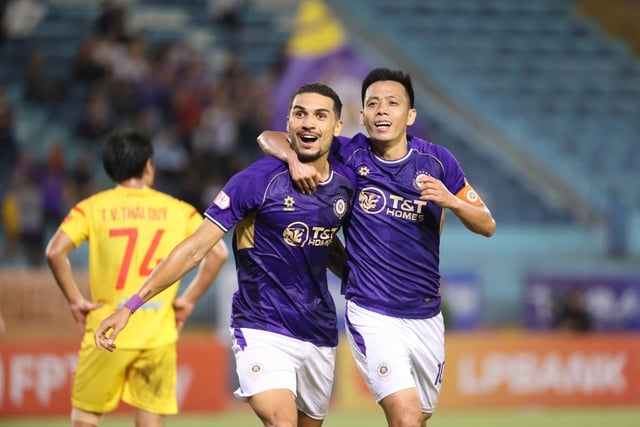 डो होआंग हेन ने शानदार गोल किया, हनोई ने प्रभावशाली जीत हासिल की पीवीएफ-सीएएनडी: चैंपियनशिप की दौड़ में हार नहीं मानी - फोटो 2. Đỗ Hoàng Hên lập siêu phẩm, Hà Nội thắng ấn tượng PVF-CAND: Chưa từ bỏ đua vô địch- Ảnh 2.