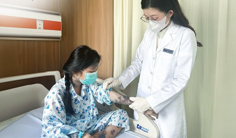 គ្រូពេទ្យពិនិត្យអ្នកជំងឺ។